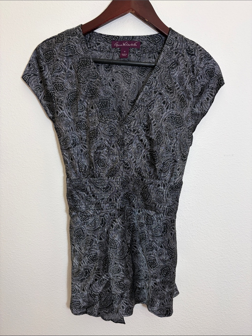 Gloria Vanderbilt Black Gray Paisley V-Neck Cap Sleeve Tunic